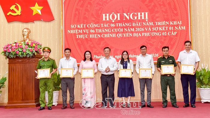 Đồng chí Hồ Trung Việt, Ủy viên Ban Thường vụ Tỉnh ủy, Trưởng ban Tuyên giáo và Dân vận Tỉnh ủy, trao giấy khen cho các tập thể có thành tích tiêu biểu trong thực hiện mô hình chính quyền địa phương 2 cấp.