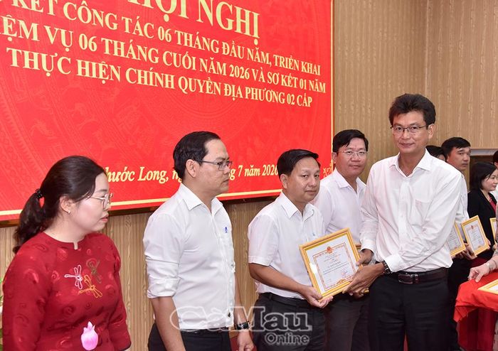  Đồng chí Phạm Thành Phước, Bí thư Đảng ủy, Chủ tịch HĐND xã Phước Long, trao giấy khen cho các cá nhân có thành tích tiêu biểu.