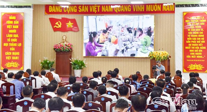  Đại biểu xem video kết quả 1 năm thực hiện mô hình chính quyền địa phương 2 cấp của xã Phước Long.