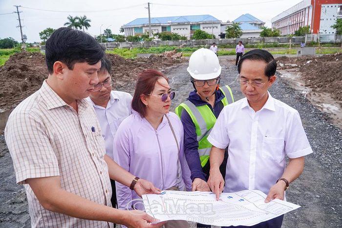 Đồng chí Hồ Thanh Thủy khảo sát thực tế tiến độ thi công Dự án đầu tư hệ thống hạ tầng kỹ thuật Khu tái định cư giáp Trường Tiểu học Nguyễn Thị Định.