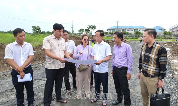 Phó Bí thư Tỉnh ủy, Chủ tịch Ủy ban MTTQ Việt Nam tỉnh Cà Mau Hồ Thanh Thủy kiểm tra tiến độ thi công dự án.