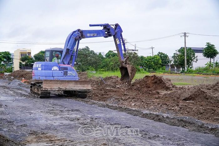 Dự án đầu tư hệ thống hạ tầng kỹ thuật Khu tái định cư giáp Trường Tiểu học Nguyễn Thị Định đang được đơn vị thi công đẩy nhanh tiến độ.