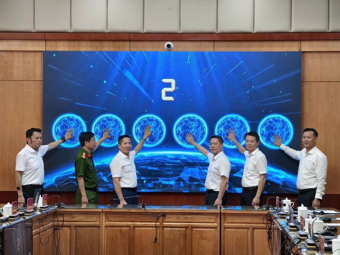 Lãnh đạo tỉnh Lạng Sơn và các đơn vị có liên quan bấm nút khai trương Hệ thống quản lý văn bản phục vụ doanh nghiệp ngày 13/7. Ảnh: Cổng thông tin điện tử tỉnh Lạng Sơn.