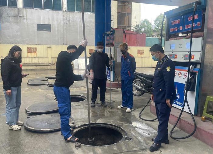 Lực lượng Quản lý thị trường TP. Hà Nội kiểm tra trực tiếp tình hình kinh doanh xăng đâu tại một số cây xăng trên địa bàn. Ảnh: Quản lý thị trường Hà Nội