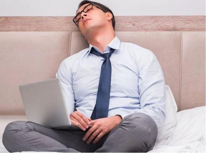 Tê hoặc yếu một bên tay chân là dấu hiệu cần lưu ý.