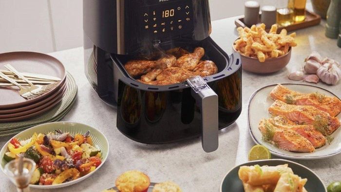 Bên cạnh đó, bạn không nên cho quá nhiều thực phẩm vào nồi chiên không dầu cùng một lúc. Ảnh minh họa