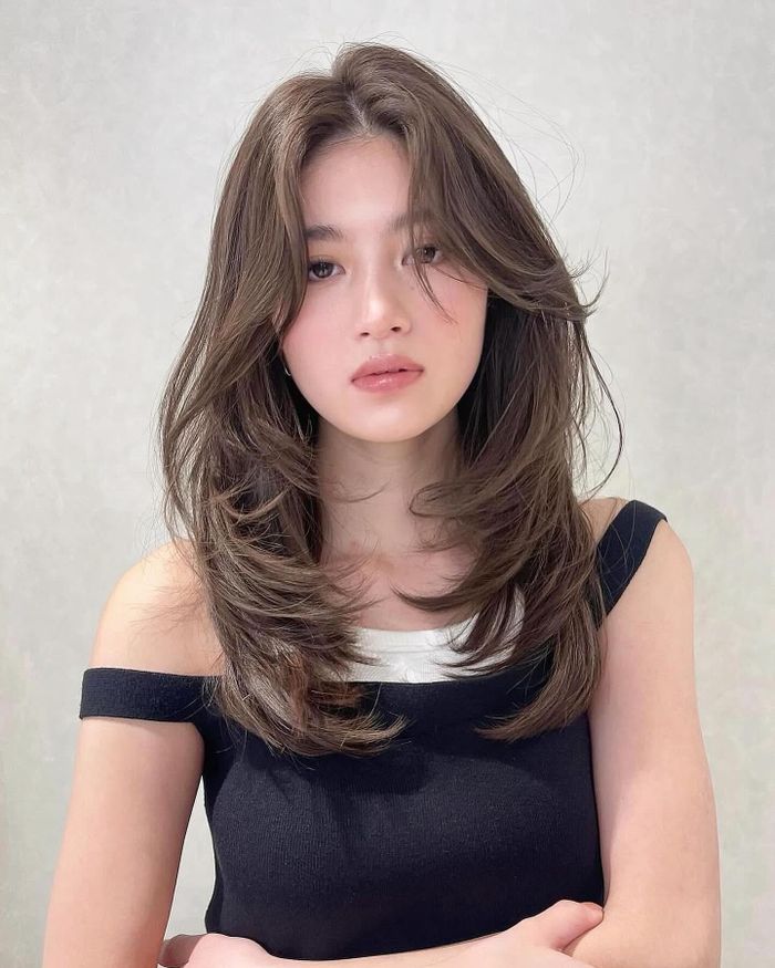 Phần đuôi cụp ôm mặt góp phần tôn đường nét gương mặt. (Ảnh: giadinh.suckhoedoisong.vn)