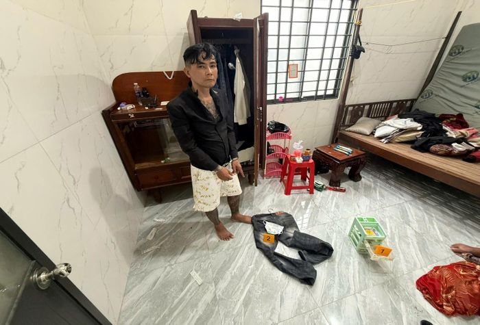 Khám xét tại phòng của đối tượng Triệu. Ảnh: CA.