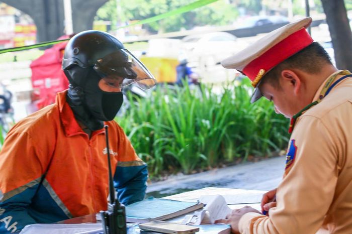 Tất cả các trường hợp đều bị lập biên bản vi phạm hành chính và buộc khôi phục tình trạng ban đầu của biển số theo quy định (Phòng CSGT Hà Nội).