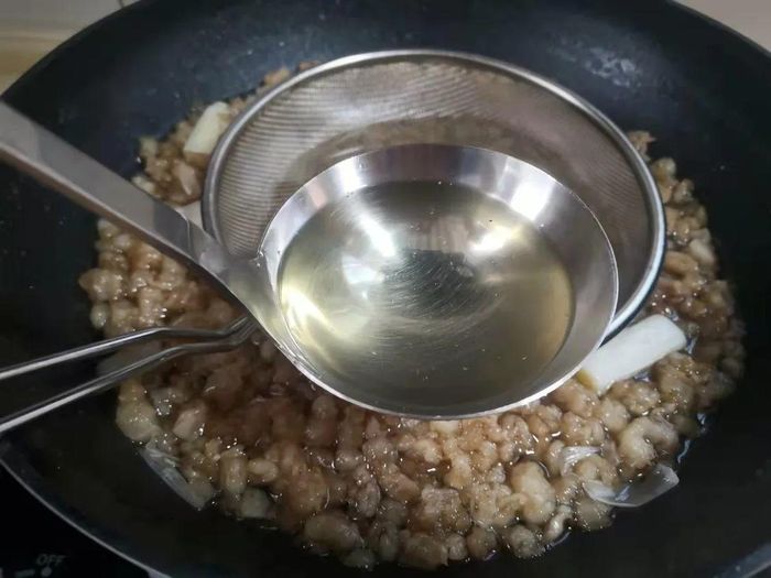 Chỉ nên rán mỡ ở mức vừa phải, không để cháy vàng sậm