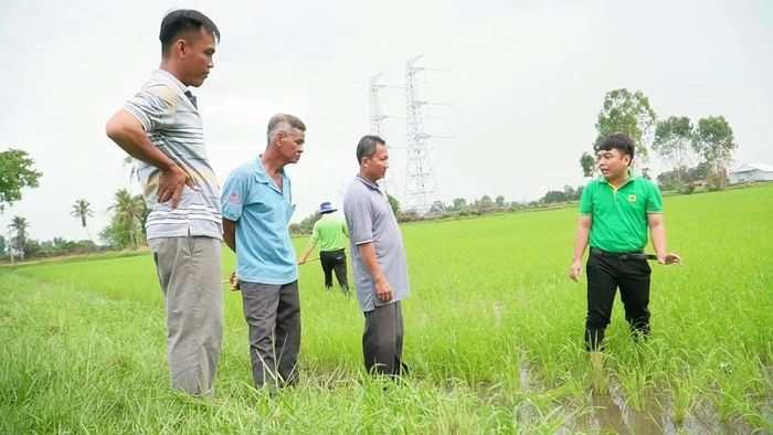 Cán bộ kỹ thuật Công ty Cổ phần Phân bón Bình Điền trao đổi với nông dân về hiệu quả mô hình "Hành trình Xanh - Đất khỏe, cây trồng khỏe", góp phần thay đổi tư duy canh tác theo hướng bền vững.