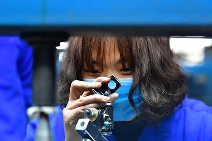 Kỹ thuật viên cắt kim cương nhân tạo. Ảnh: Xinhua