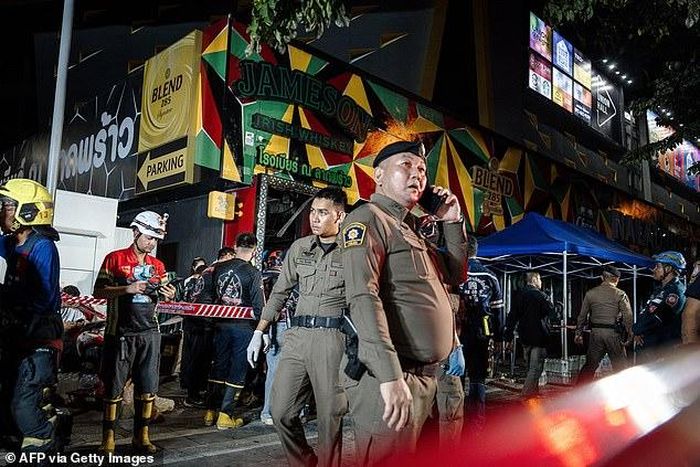 Cảnh sát phong tỏa hiện trường vụ cháy - Ảnh: AFP