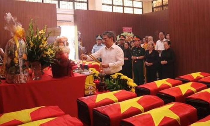 Phó Bí thư Thành ủy, Chủ tịch Ủy ban MTTQ Việt Nam TPHCM Nguyễn Phước Lộc và các đại biểu dâng hương các liệt sĩ