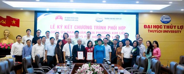 Đại diện UBND phường Kim Liên và Trường Đại học Thủy Lợi ký kết chương trình phối hợp giai đoạn 2026–2030. Ảnh Phường Kim Liên
