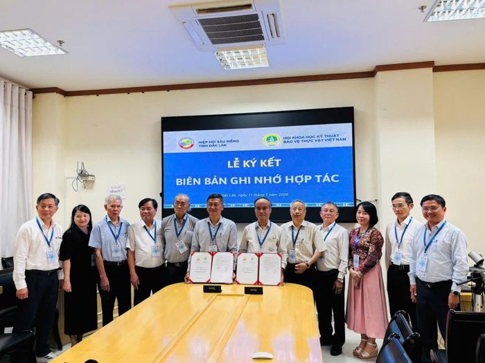 Quang cảnh buổi làm việc, ký kết biên bản ghi nhớ hợp tác giữa các đơn vị, với sự tham dự của đại diện các cơ quan, tổ chức và chuyên gia trong lĩnh vực nông nghiệp tại Đắk Lắk.
