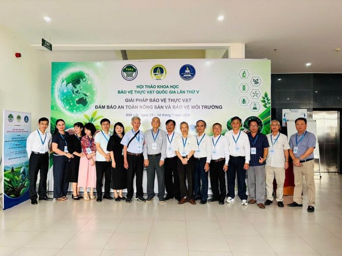 Các đại biểu chụp ảnh lưu niệm tại Hội thảo khoa học Bảo vệ thực vật quốc gia lần thứ V, diễn ra tại Đắk Lắk, tháng 7/2026.