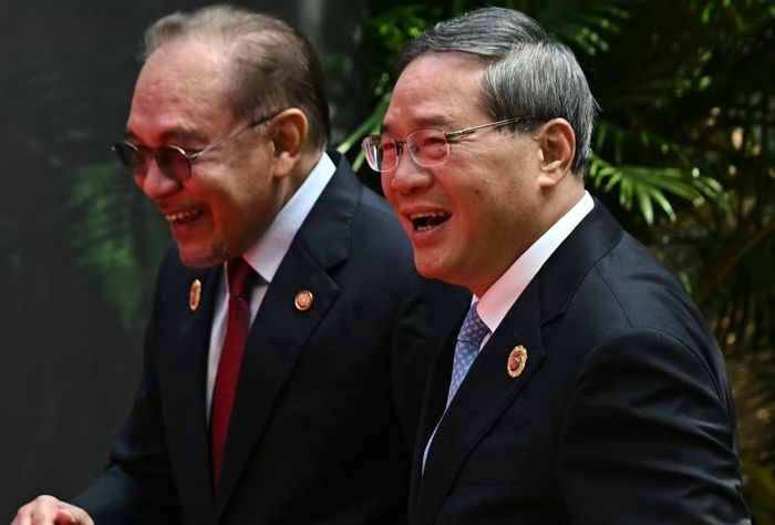 Thủ tướng Malaysia Anwar Ibrahim và Thủ tướng Trung Quốc Lý Cường tại Hội nghị thượng đỉnh ASEAN tháng 10 năm 2025