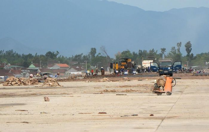 Nhà thầu tập trung huy động nhân lực, thiết bị để hoàn thành đúng tiến độ đường cất hạ cánh số 2.