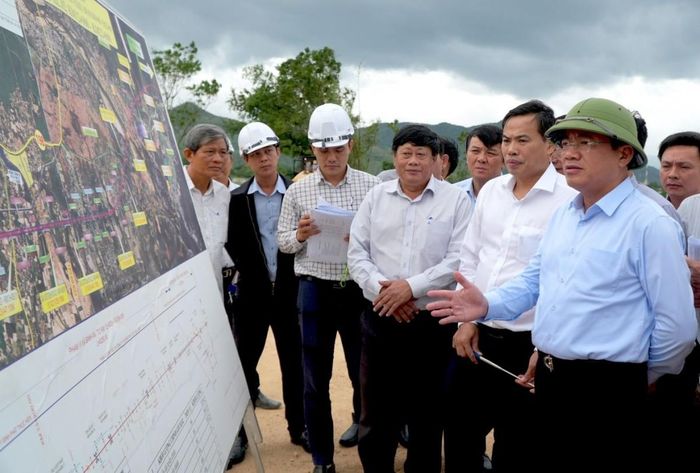 Chủ tịch UBND tỉnh Gia Lai Phạm Anh Tuấn kiểm tra tiến độ giải phóng mặt bằng Tuyến đường bộ cao tốc Quy Nhơn - Pleiku (hợp phần 1).