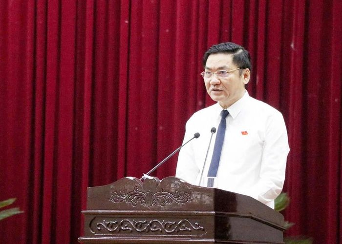 Ông Hoàng Nghĩa Hiếu – Phó Bí thư Thường trực Tỉnh ủy, Chủ tịch HĐND tỉnh Nghệ An phát biểu khai mạc kỳ họp. (Ảnh: NAG)