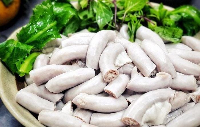 Lòng lợn là món ăn quen thuộc trên mâm cơm và bàn nhậu của nhiều gia đình. (Ảnh minh họa)