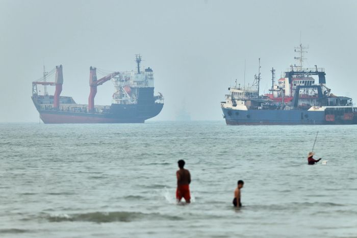 Những con tàu chồng hàng neo đậu tại eo biển Hormuz. (Ảnh: AP)