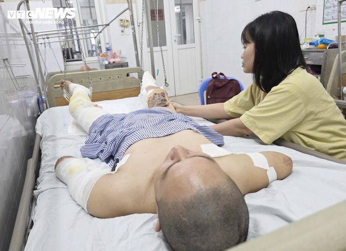 Mỗi lần tỉnh dậy sau ca mổ, anh Huy lại thấy mất thêm một phần cơ thể. (Ảnh: Như Loan)