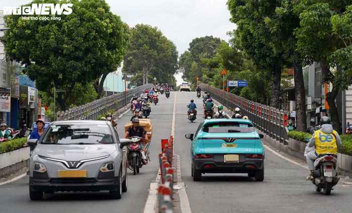 Ghi nhận của phóng viên Báo Điện tử VTC News, đường 3/2 là một trong những trục giao thông có mật độ phương tiện lớn nhất khu vực trung tâm TP.HCM. Tuyến đường này có nhiều nút giao quan trọng nhưng hiện mới có hai cầu vượt, gồm cầu vượt Nguyễn Tri Phương - 3/2 - Lý Thái Tổ và cầu vượt vòng xoay Cây Gõ (nút giao đường 3/2 - Hồng Bàng - Minh Phụng).