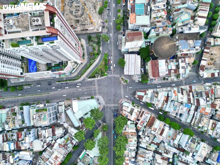 Theo Sở Xây dựng TP.HCM, đây là các dự án giao thông được ưu tiên đầu tư và dự kiến hoàn thành trong giai đoạn từ nay đến năm 2027. Việc mở rộng địa giới hành chính khiến nhu cầu đi lại, vận chuyển hàng hóa giữa các khu vực tăng nhanh, đòi hỏi thành phố tiếp tục đầu tư, hoàn thiện hạ tầng giao thông nhằm giảm áp lực tại các nút giao trọng điểm.