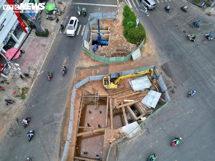 Đây là một trong những nút giao có lưu lượng phương tiện lớn của TP.HCM. Trong thời gian tới, việc triển khai thi công tuyến metro số 2 Bến Thành - Tham Lương cũng được dự báo sẽ tiếp tục tạo áp lực lên hoạt động lưu thông qua khu vực.