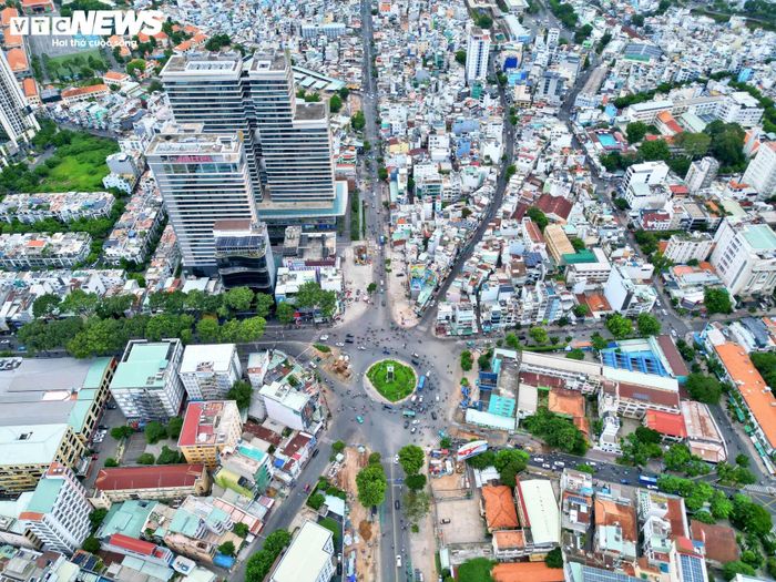 Trước đây, TP.HCM từng nghiên cứu xây dựng cầu vượt thép tại Công trường Dân Chủ nhưng chưa triển khai nhằm bảo đảm đồng bộ với ga ngầm của tuyến metro số 2, đồng thời hạn chế tác động đến cảnh quan và các công trình lân cận.