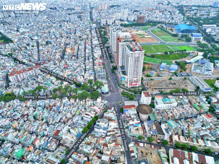 Tại nút giao đường 3/2 - Lê Đại Hành, đường 3/2 giao cắt với các tuyến Lê Đại Hành, Lãnh Binh Thăng và Phó Cơ Điều. Đây là một trong những điểm giao thông phức tạp của khu vực khi lưu lượng phương tiện từ nhiều hướng liên tục đổ về, thường xuyên xảy ra xung đột giao thông, khiến dòng xe di chuyển chậm, đặc biệt trong các khung giờ cao điểm.