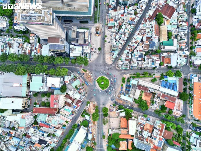 Sở Xây dựng cho biết các vị trí được lựa chọn đều có mật độ phương tiện cao, thường xuyên xảy ra ùn tắc, ảnh hưởng đến việc đi lại của người dân cũng như hoạt động vận chuyển hàng hóa. Thành phố dự kiến áp dụng cơ chế đặc thù đối với các công trình cấp bách nhằm rút ngắn thời gian chuẩn bị đầu tư và sớm triển khai thi công.