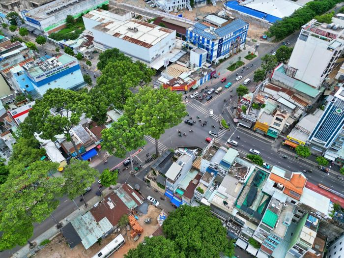 Cách đó khoảng 500 m là nút giao đường 3/2 - Lý Thường Kiệt, cửa ngõ kết nối khu vực trung tâm với Nhà thi đấu Phú Thọ, Trường đua Phú Thọ, Rạp xiếc và Biểu diễn đa năng Phú Thọ cùng nhiều công trình công cộng. Với lưu lượng phương tiện lớn, đây là một trong những điểm thường xuyên xảy ra ùn ứ, đặc biệt vào các khung giờ cao điểm.