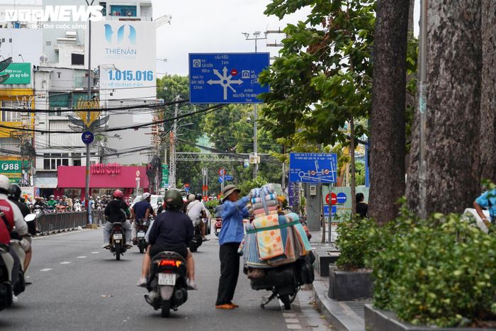 Công trường Dân Chủ là nút giao của sáu tuyến đường gồm Võ Thị Sáu, Cách Mạng Tháng Tám, đường 3/2, Lý Chính Thắng, Nguyễn Phúc Nguyên và Nguyễn Thượng Hiền. Hiện khu vực được tổ chức giao thông theo mô hình vòng xoay kết hợp hệ thống đèn tín hiệu, điều tiết lưu lượng phương tiện từ nhiều hướng.