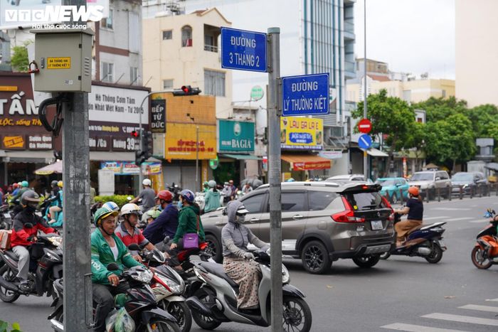 Các vị trí được đề xuất xây dựng cầu vượt đều nằm trên những tuyến đường huyết mạch, nơi mật độ phương tiện rất cao. Vào giờ cao điểm, đặc biệt khi xảy ra mưa lớn, nhiều khu vực thường xuyên ùn ứ kéo dài, ảnh hưởng đến việc đi lại của người dân.
