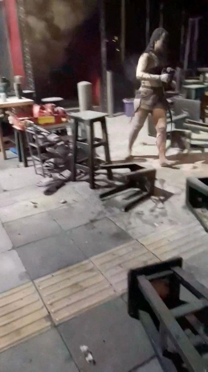 Khi lực lượng cứu hỏa đến hiện trường, đám cháy vẫn đang lan rộng và nhiều người được cho là mắc kẹt bên trong.