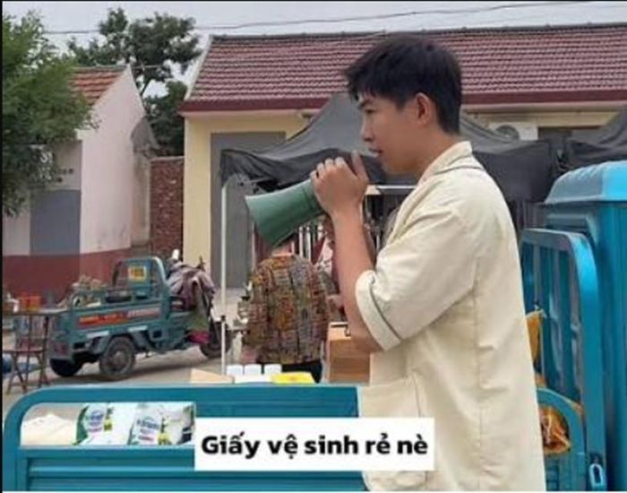 Hứa Bằng rời bỏ phim trường để về quê tiếp quản công việc kinh doanh nông sản của người ông đã ngoài 80 tuổi. (Ảnh: Weibo)