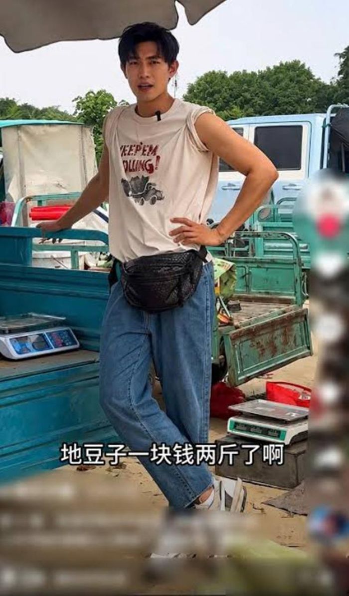 Hình ảnh một diễn viên từng xuất hiện trên màn ảnh nay đứng bán rau ngoài chợ khiến nhiều người bất ngờ. (Ảnh: Weibo)
