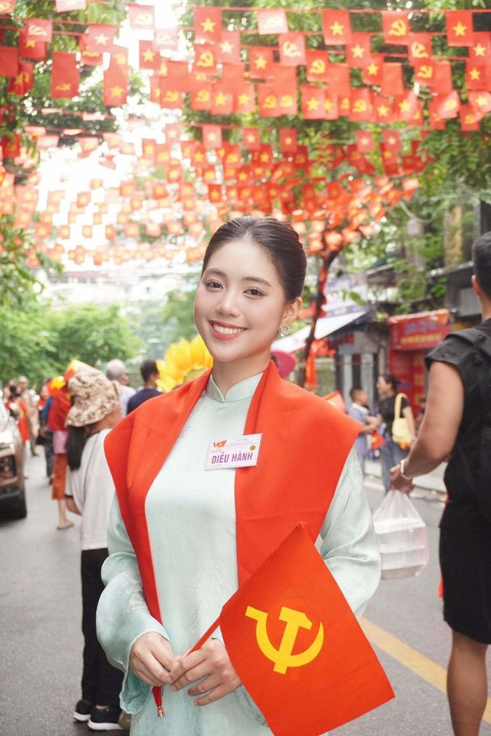 “Từ trái tim của một người lính trẻ mang trong mình tình yêu nghệ thuật, một năm qua đối với em là một hành trình của trách nhiệm, sự cống hiến và ngập tràn lòng biết ơn”, cô tâm sự.