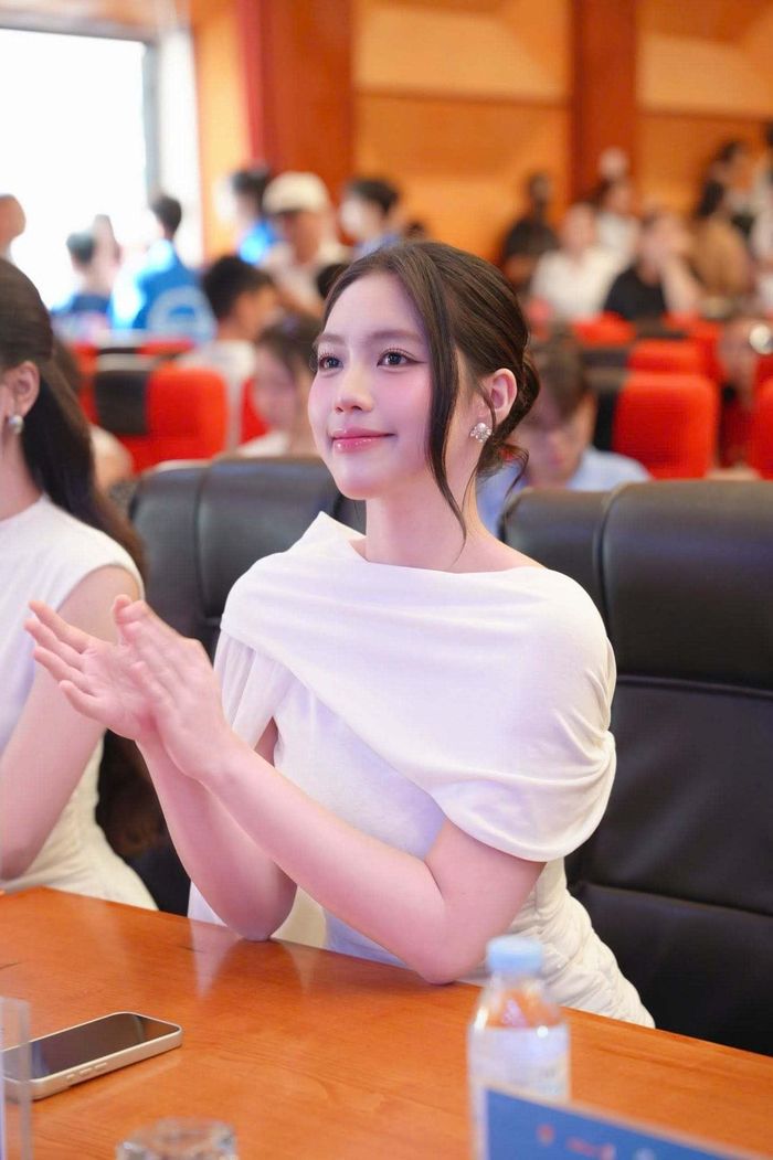 Trong dịp kỷ niệm 1 năm có danh hiệu, Châu Anh thừa nhận may mắn khi được trao cơ hội để học hỏi, trưởng thành và dùng tiếng nói của mình để lan tỏa những giá trị tốt đẹp đến với cộng đồng.