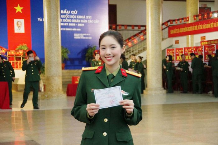 Theo nàng hậu, mỗi lần được thăng quân hàm là dấu mốc quan trọng, ghi nhận quá trình phấn đấu, rèn luyện, cống hiến của mỗi cán bộ nhưng đồng thời đặt ra yêu cầu, trách nhiệm cao hơn trong thực hiện chức trách, nhiệm vụ được giao.