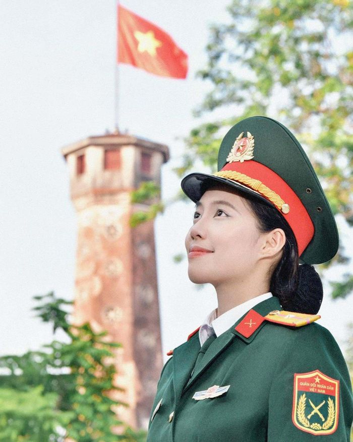 Tháng 9/2025, cô được Tổng cục Chính trị Quân đội Nhân dân Việt Nam tặng bằng khen và quyết định thăng quân hàm Trung úy trước niên hạn. Trước đó, tại thời điểm dự thi Hoa hậu Việt Nam 2024, người đẹp đang mang quân hàm Thiếu úy.