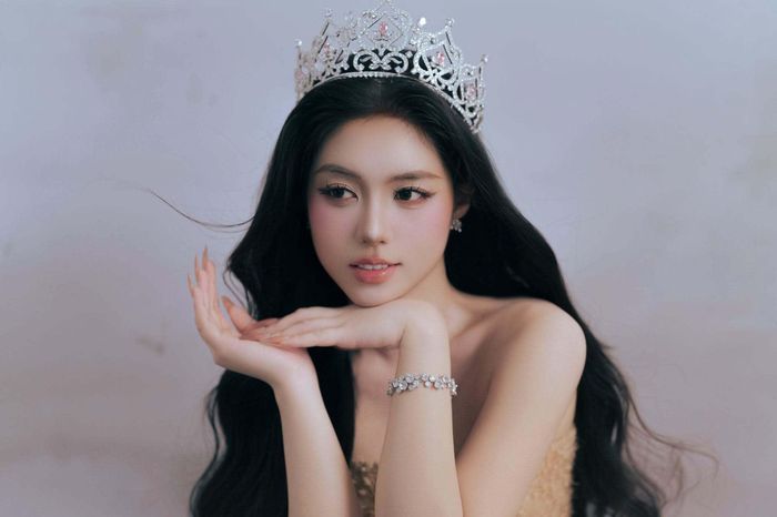 Khác với nhiều người đẹp lựa chọn hoạt động nghệ thuật liên tục, Châu Anh xuất hiện chọn lọc sau hơn một năm đăng quang.