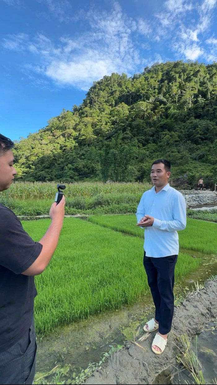 Bí thư Nguyễn Duy Tư dành nhiều thời gian tập nói trước ống kính, học cách truyền tải câu chuyện về Vân Sơn một cách gần gũi và chân thực. (Ảnh: NVCC)