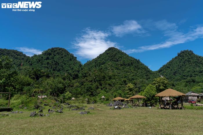 Khung cảnh yên bình tại Bãi Pặng, một trong những điểm đến góp phần tạo nên sức hút của du lịch Vân Sơn thời gian gần đây. (Ảnh: Diễm Châu)