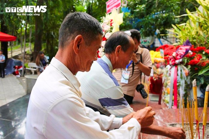 Bà Nguyễn Thị Lệ và ông Huỳnh Văn Chín thắp hương tri ân các liệt sĩ trong lúc chờ kết quả giám định ADN. Trước đó, cơ quan chức năng đã lấy mẫu ADN của gia đình để đối chiếu với mẫu hài cốt nghi là liệt sĩ Huỳnh Văn Quên.