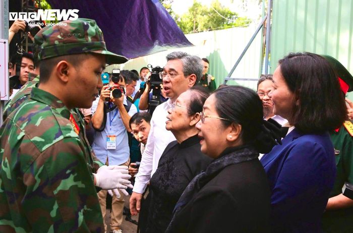 Tại hiện trường, đoàn nghe đại diện Bộ Tư lệnh TP.HCM báo cáo về tiến độ khai quật, phương pháp bóc tách từng lớp đất, cất bốc, bảo quản hài cốt và di vật, cũng như kế hoạch tiếp tục mở rộng phạm vi tìm kiếm trong thời gian tới.