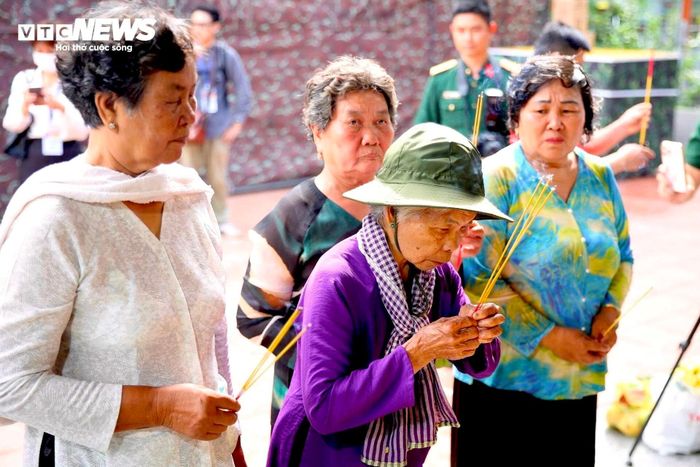 Tại cuộc gặp, ông Nguyễn Phước Lộc chia sẻ với sự mong ngóng của gia đình, đồng thời cho biết các cơ quan chức năng đang khẩn trương giám định, đối chiếu ADN để sớm xác định danh tính hài cốt.